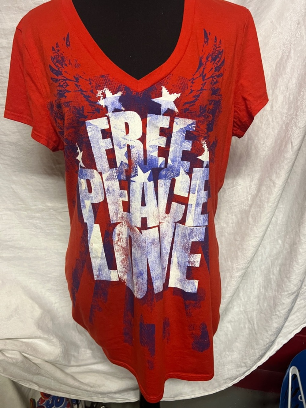 Red 'Free Peace Love' V-Neck Graphic Tee XL